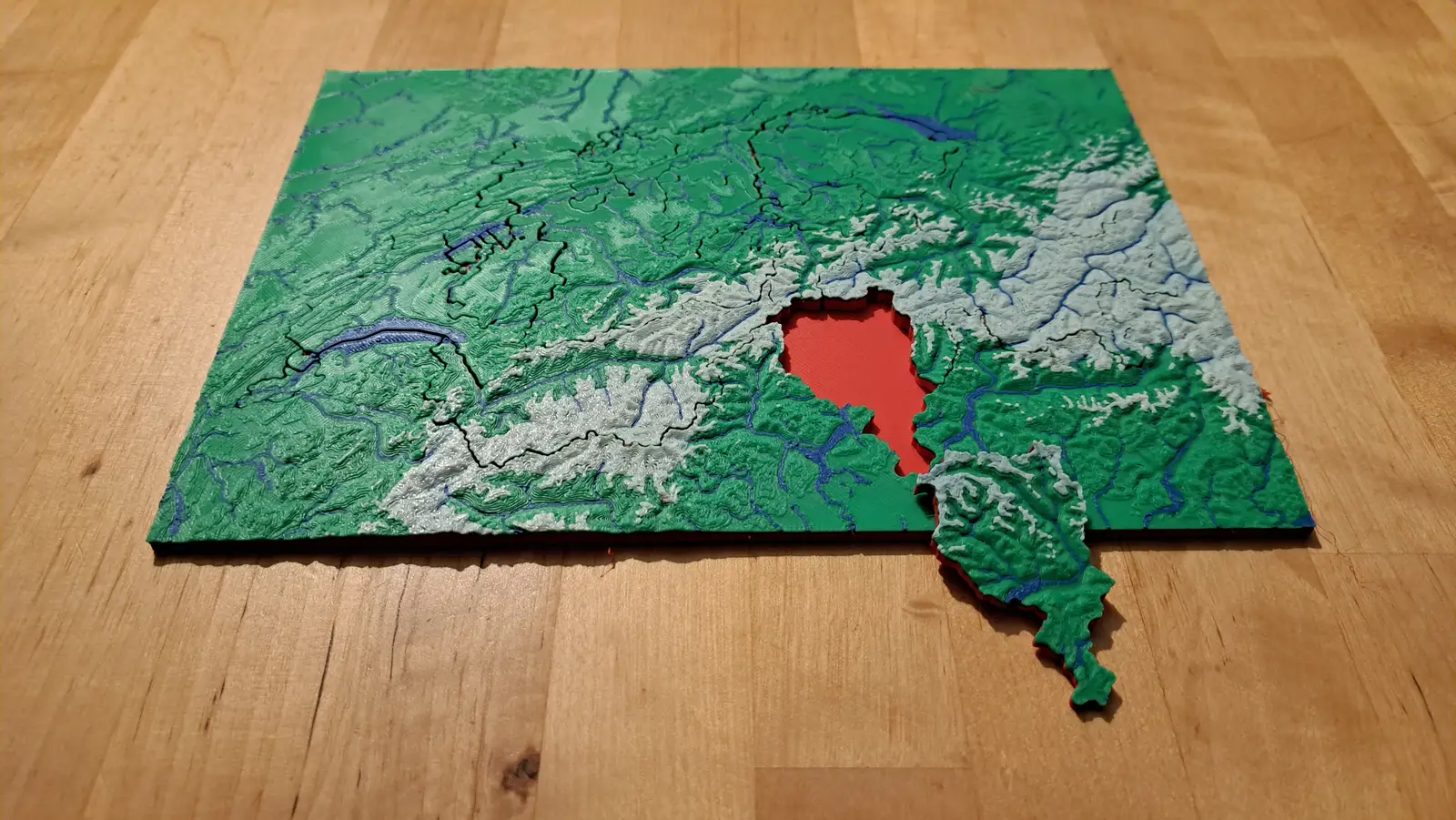 La lastra della Svizzera vista di taglio, con il Ticino sollevato a sud delle Alpi