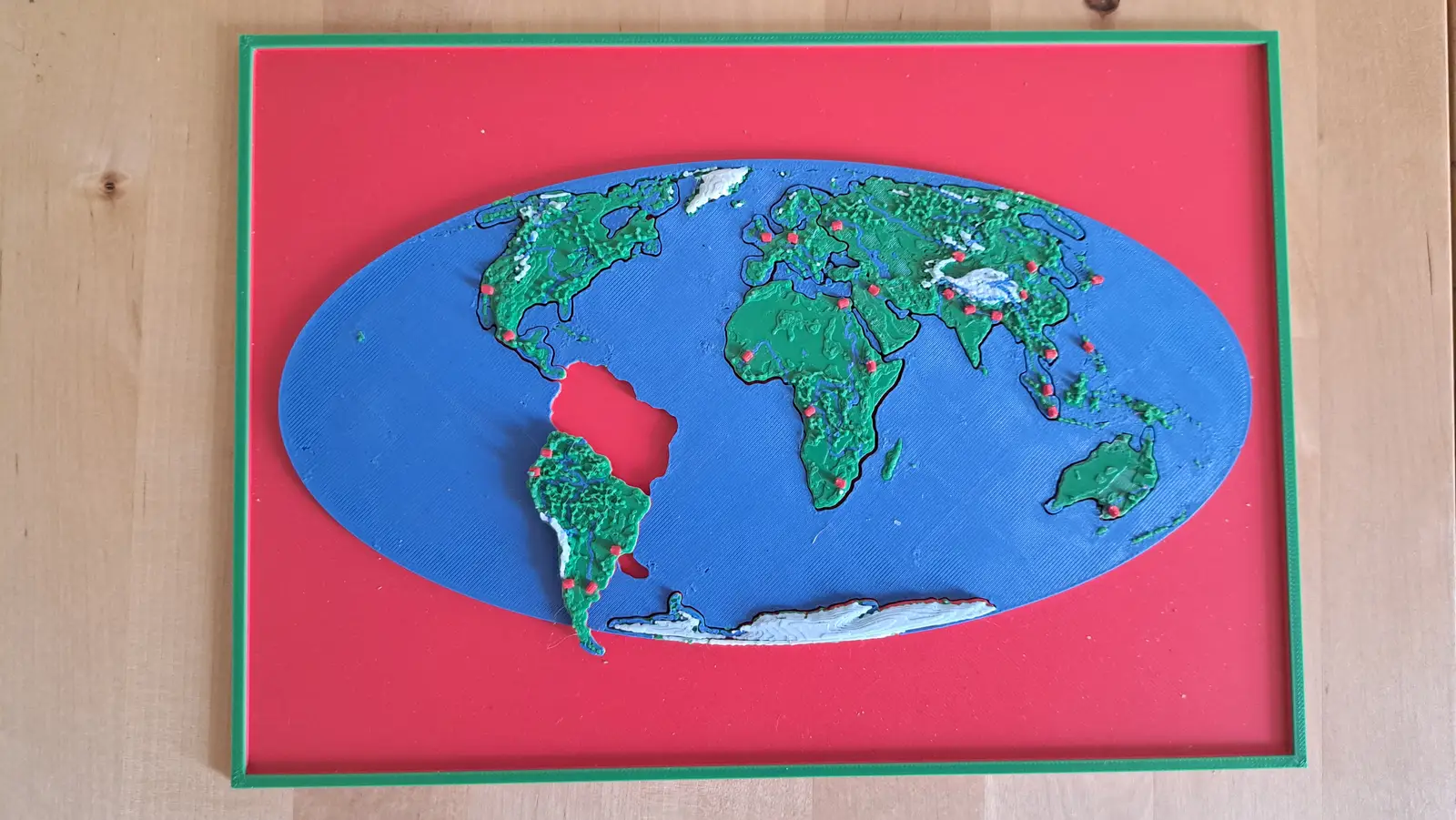 Il mondo come puzzle-mappa in rilievo, messo in piedi, con il pezzo dell'Europa tolto